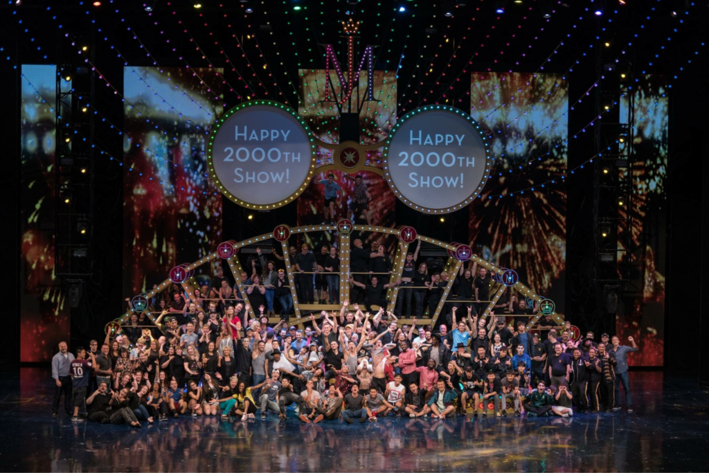 ▲ シルク・ドゥ・ソレイユ 『Michael Jackson One』出演時（2000回公演記念ショーより）